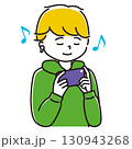 ワイヤレスイヤホンをつけてスマホで音楽を聴く男性のイラスト 130943268