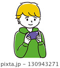 ワイヤレスイヤホンをつけてスマホでゲームをする男性のイラスト 130943271