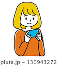 スマホでゲームをする女性のイラスト 130943272