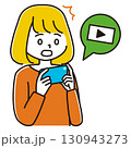 スマホで動画を見て驚く女性のイラスト 130943273