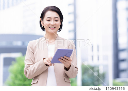 ビジネス タブレット ミドル女性のポートレート ビジネス タブレット ミドル女性のポートレート 130943366