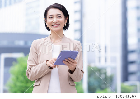 ビジネス　タブレット　ミドル女性のポートレート 130943367