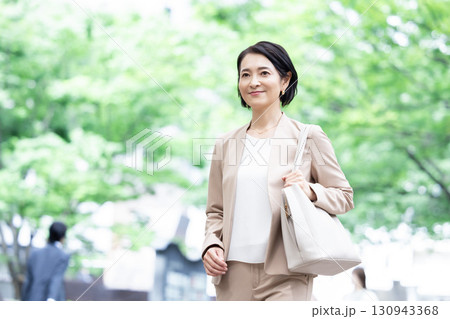 ビジネス　ミドル女性のポートレート 130943368