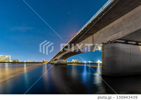 夜の赤江大橋 130943439