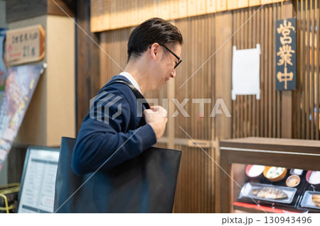 定食屋で食事をとる男性 定食屋で食事をとる男性 130943496