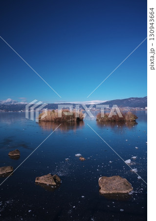 厳冬の諏訪湖　諏訪市湖畔公園から結氷した諏訪湖を望む 130943664