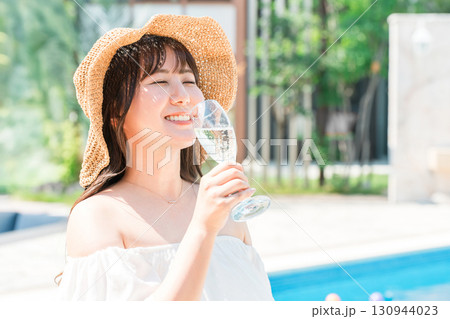 プールサイドでシャンパンを飲む若いアジア人女性(リゾート,バカンス,バケーション) プールサイドでシャンパンを飲む若いアジア人女性(リゾート,バカンス,バケーション) 130944023