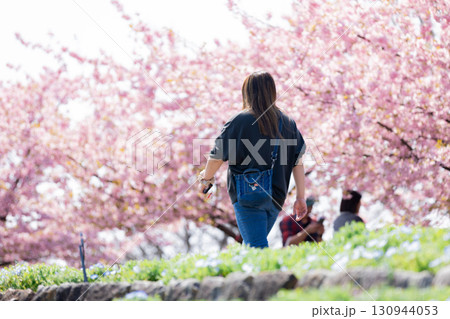 満開の河津桜を楽しむ女性 130944053
