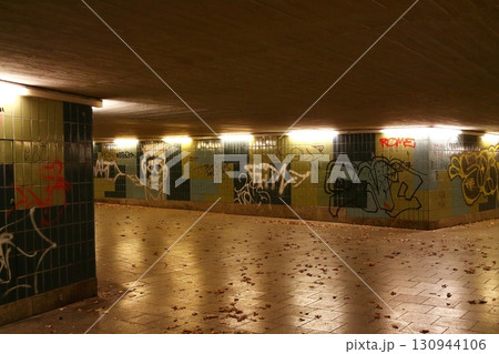 ミュンヘンの落書きだらけの地下道 ミュンヘンの落書きだらけの地下道 130944106