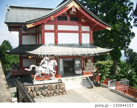 武蔵御嶽神社の宝物殿と畠山重忠の像（東京都青梅市） 130944157
