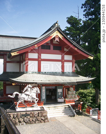武蔵御嶽神社の宝物殿と畠山重忠の像(東京都青梅市) 武蔵御嶽神社の宝物殿と畠山重忠の像(東京都青梅市) 130944158