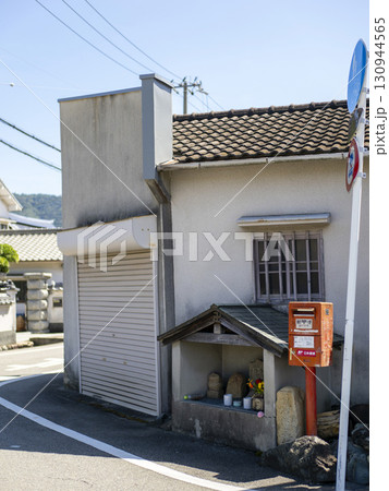 町角の古い郵便ポストと地蔵堂 町角の古い郵便ポストと地蔵堂 130944565