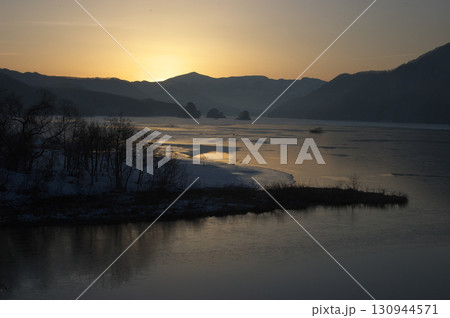 黄金に染まる夜明け 130944571