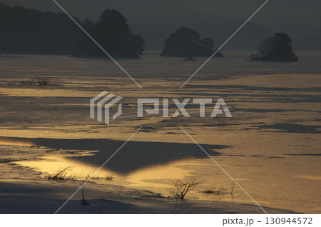 氷上の朝焼け 氷上の朝焼け 130944572
