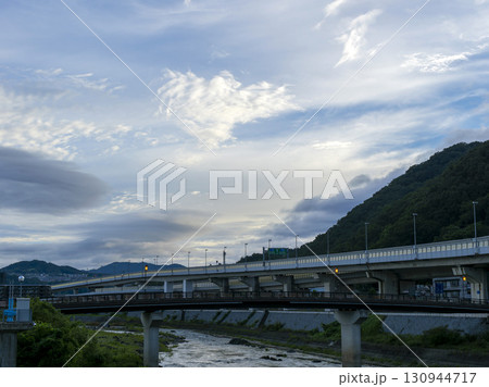 秋の青空と雲の風景 130944717