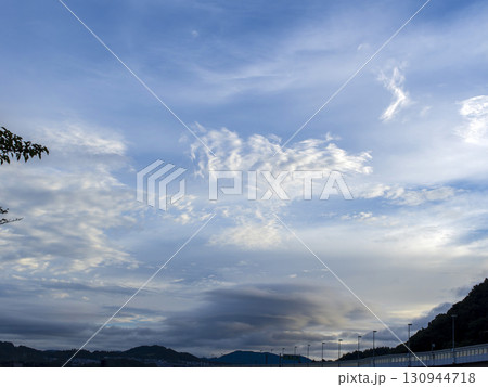 秋の青空と雲の風景 秋の青空と雲の風景 130944718
