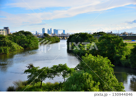 《愛知県》春日井市 八田川と庄内川の合流地点から見た名古屋駅高層ビル群 《愛知県》春日井市 八田川と庄内川の合流地点から見た名古屋駅高層ビル群 130944846
