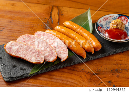焼いたソーセージとウィンナー 焼いたソーセージとウィンナー 130944885