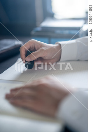 消しゴムを持つ手元 130944895