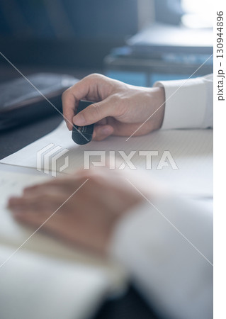 消しゴムを持つ手元 消しゴムを持つ手元 130944896