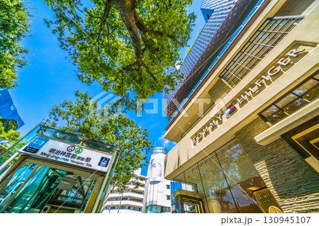 日本の東京都市景観 東京・表参道。緑の並木や明治神宮前（原宿）駅、東急プラザ、トミーヒルフィガー 130945107