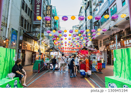 香港の夜市　廟街（テンプルストリート） 130945194