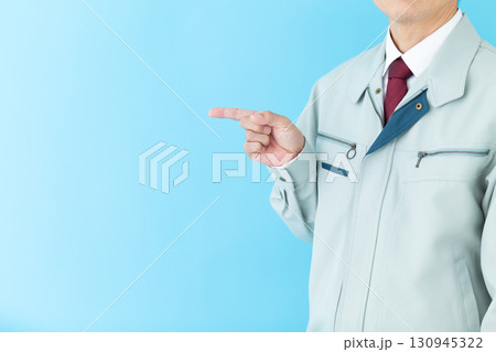 提案のポーズをする作業着姿のミドル男性ビジネスマン 提案のポーズをする作業着姿のミドル男性ビジネスマン 130945322
