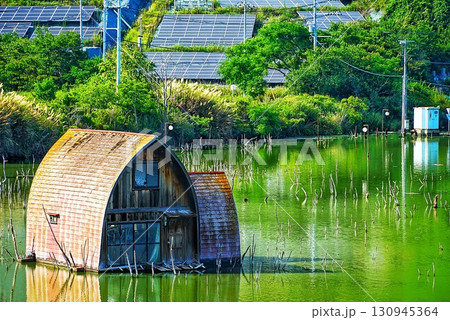 水害で水に浸かった建物 130945364