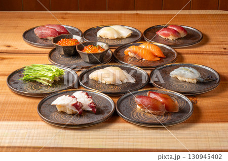 おいしそうなお寿司 130945402