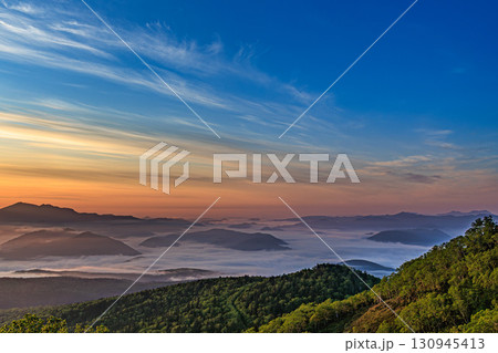 銀泉台の壮大な雲海と朝焼け 130945413