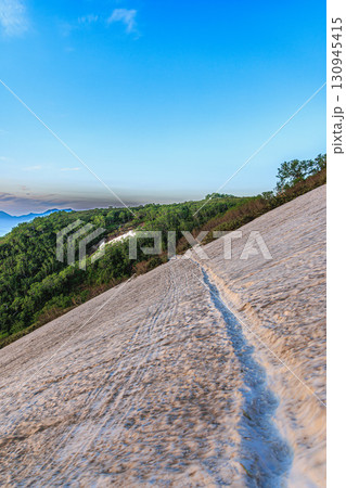 大雪山系の絶景 ― 雪渓と広がる雲海の風景 大雪山系の絶景 ― 雪渓と広がる雲海の風景 130945415