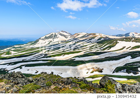 初夏の白雲岳に残る雪渓と青空 130945432