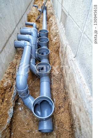 建築現場の水道工事 130945618