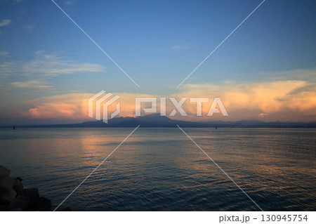 夏の夕方、鳥取県の山沿いに発生したかなとこ雲 130945754