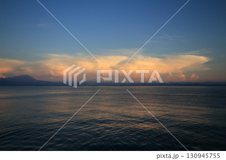 夏の夕方、鳥取県の山沿いに発生したかなとこ雲 130945755