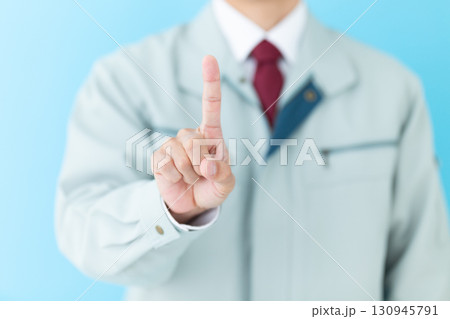 人差し指を立てる作業着姿のミドル男性ビジネスマン 人差し指を立てる作業着姿のミドル男性ビジネスマン 130945791