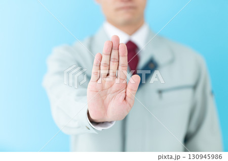 拒絶のポーズをする作業着姿のミドル男性ビジネスマン 130945986