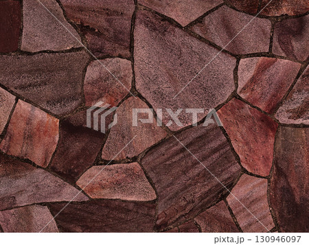 暗い赤茶色の乱張りした乱形の敷石の表面の背景画像2 130946097