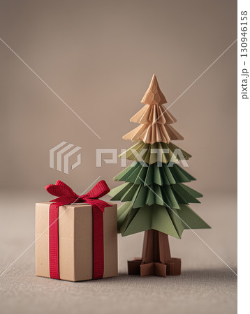 折り紙で作るクリスマスツリーとギフトボックスのミニマル構成（広告 バナー SNS） 130946158