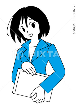 パソコンを抱える笑顔のスーツ姿の女性 130946170