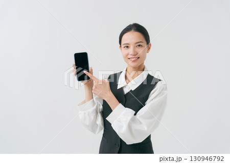 スマホを持つ女性スタッフ スマホを持つ女性スタッフ 130946792