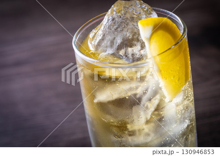 ハイボールを飲む 130946853