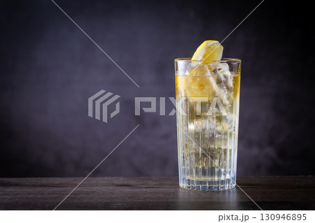 ハイボールを飲む 130946895