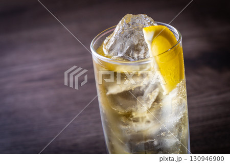 ハイボールを飲む 130946900