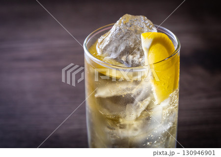 ハイボールを飲む 130946901