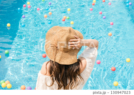 夏休みにプールで遊ぶ女性(旅行,リゾート,バカンス,バケーション) 130947023
