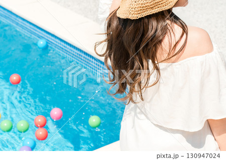 夏休みにプールで遊ぶ女性(旅行,リゾート,バカンス,バケーション) 夏休みにプールで遊ぶ女性(旅行,リゾート,バカンス,バケーション) 130947024
