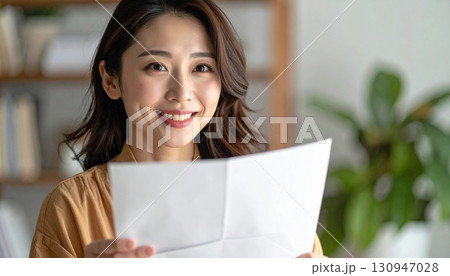 手紙を読む女性 130947028