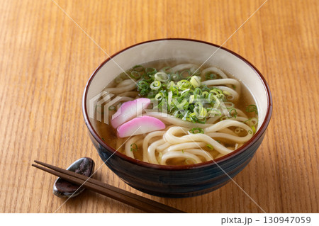 掛けうどんを食べる 130947059