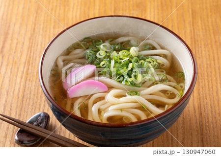 掛けうどんを食べる 130947060